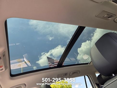 Used 2023 Volkswagen Tiguan SE w/ Panoramic Sunroof Package FWD image 13