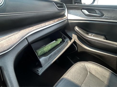 Used 2022 Jeep Grand Cherokee Limited AWD/4WD image 46