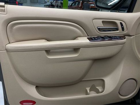 Used 2011 Cadillac Escalade Premium image 25