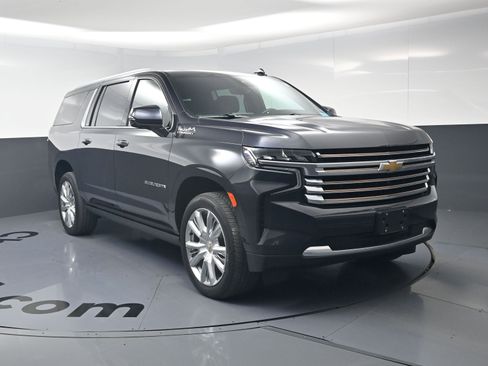 Used 2023 Chevrolet Suburban High Country w/ Premium Package 2 AWD/4WD image 3