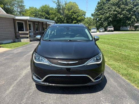 Used 2017 Chrysler Pacifica Limited w/ UConnect Theater Package FWD image 8