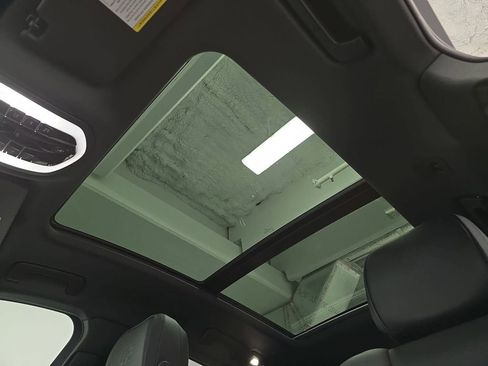 Certified 2025 Porsche Macan AWD/4WD image 26