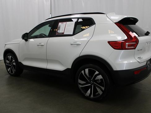 Used 2025 Volvo XC40 B5 Plus image 7