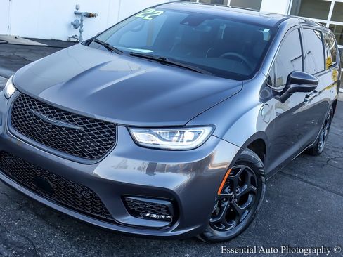 Used 2022 Chrysler Pacifica Limited w/ Uconnect Theater Family Group image 6