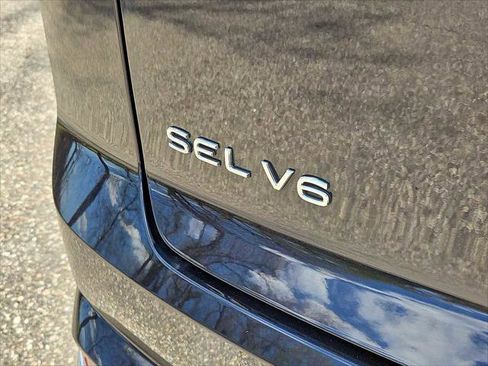 Used 2022 Volkswagen Atlas Cross Sport SEL R-Line AWD/4WD image 6