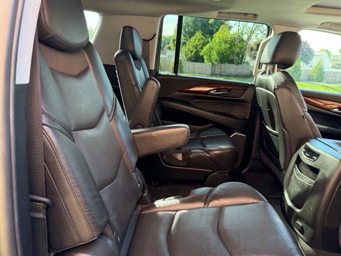 Used 2020 Cadillac Escalade ESV Luxury w/ Escalade Sport Edition AWD/4WD image 31