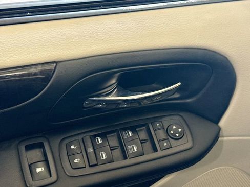 Used 2018 Dodge Grand Caravan SE w/ UConnect Hands-Free Group image 18