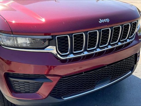 Used 2023 Jeep Grand Cherokee Laredo image 29