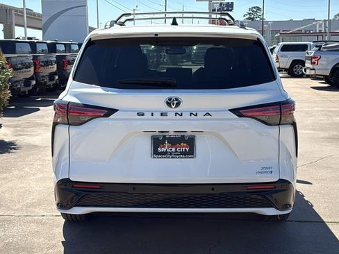 Used 2024 Toyota Sienna XSE w/ XSE Plus Package image 4