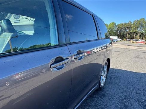 Used 2011 Toyota Sienna SE w/ Preferred Pkg FWD image 12