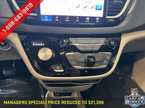 Used 2023 Chrysler Pacifica Touring-L FWD image 3