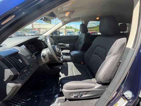 Used 2025 Nissan Pathfinder SV FWD image 29