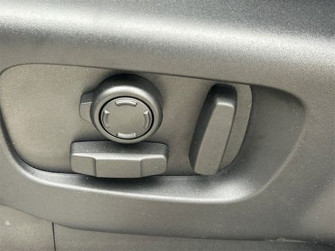 Used 2025 Land Rover Discovery S image 30