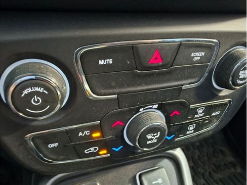 Used 2020 Jeep Compass Latitude FWD image 21