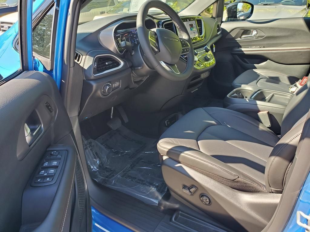 New 2027 Chrysler Pacifica Select AWD/4WD image 6