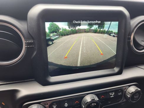 Used 2022 Jeep Wrangler Unlimited Sahara w/ Cold Weather Group AWD/4WD image 20