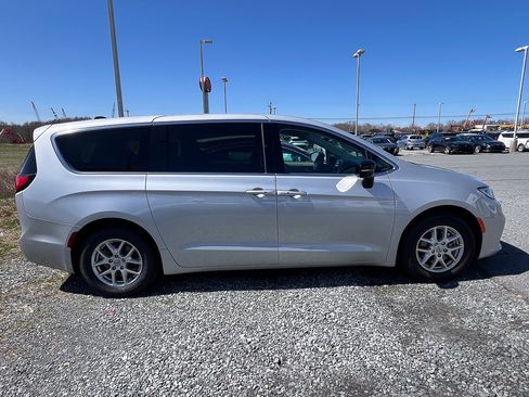 Used 2024 Chrysler Pacifica Touring-L image 7