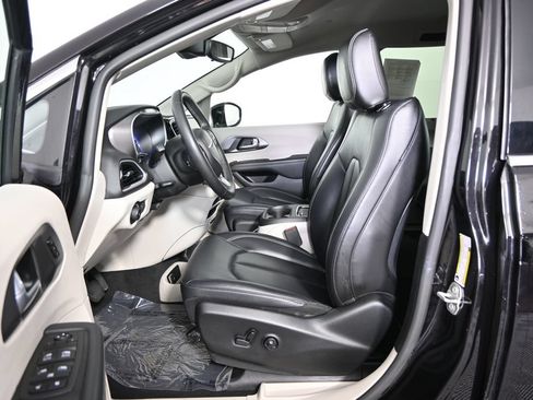 Used 2024 Chrysler Pacifica Touring-L FWD image 22