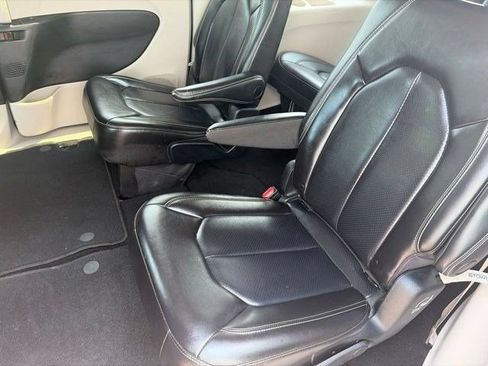 Used 2023 Chrysler Pacifica Touring-L FWD image 29