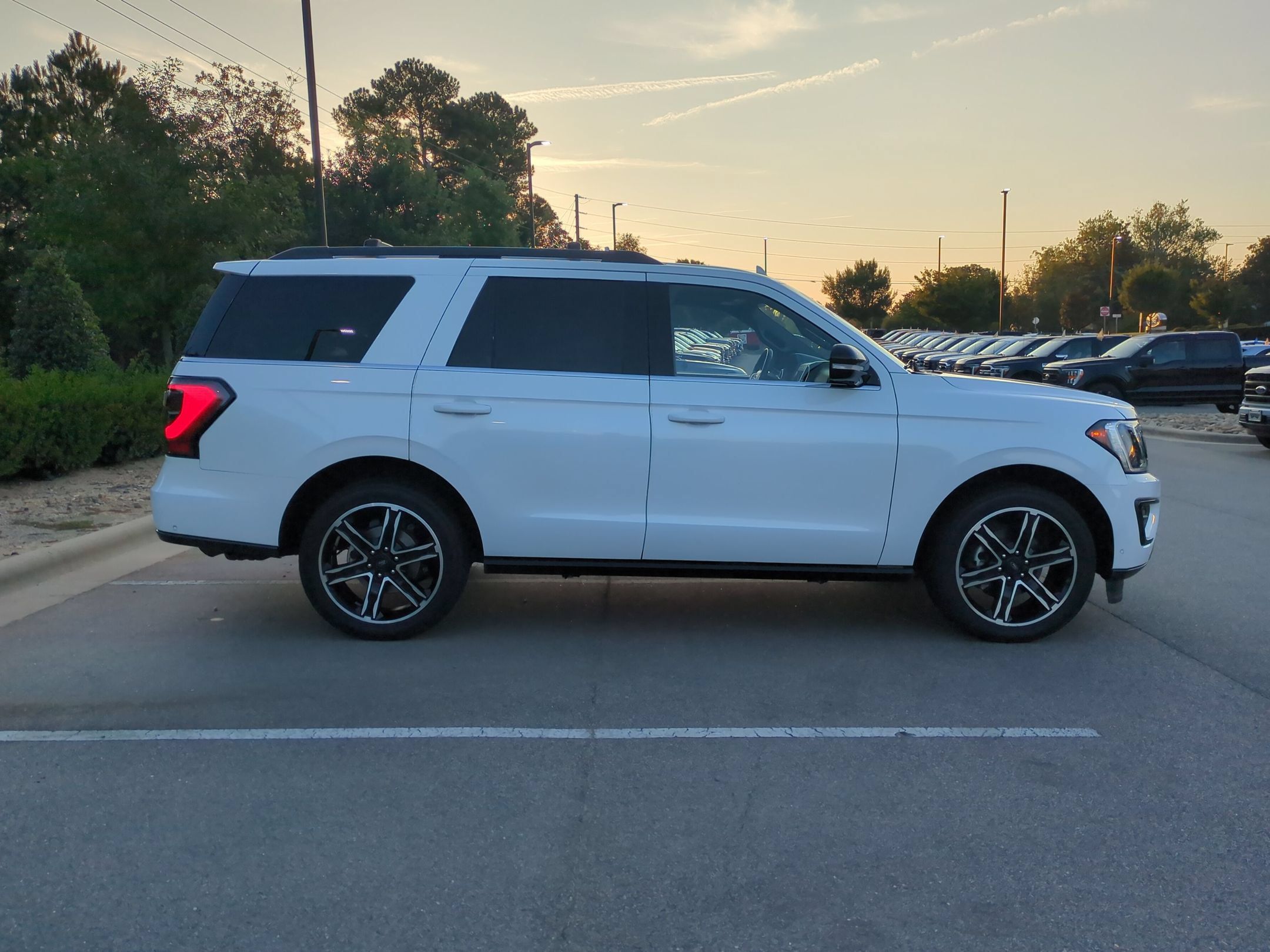 Used 2021 Ford Expedition Limited AWD/4WD image 3