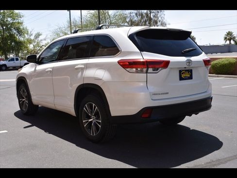 Used 2018 Toyota Highlander LE FWD image 6