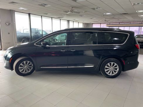 Used 2018 Chrysler Pacifica Touring-L image 4