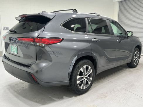 Used 2023 Toyota Highlander XLE image 8