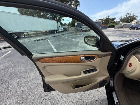 Used 2005 Jaguar XJ8 image 14