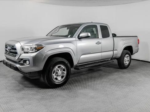 Used 2017 Toyota Tacoma SR5 RWD image 2