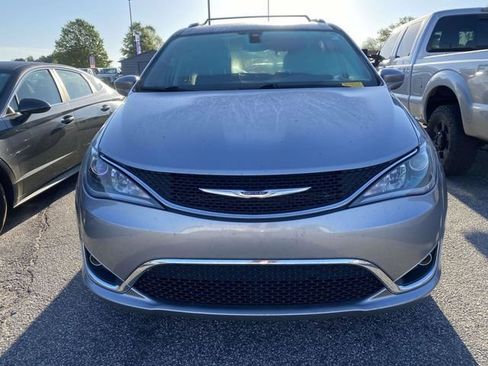 Used 2020 Chrysler Pacifica Touring-L image 2