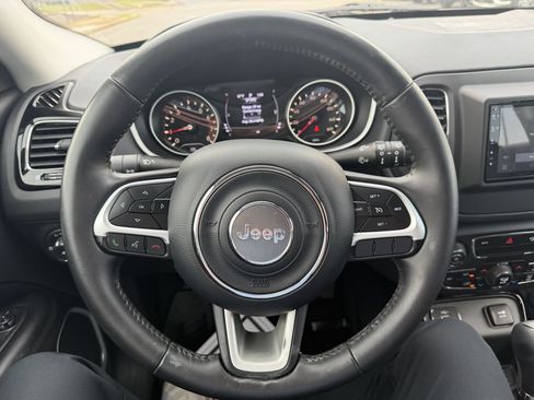 Used 2019 Jeep Compass Latitude FWD image 15