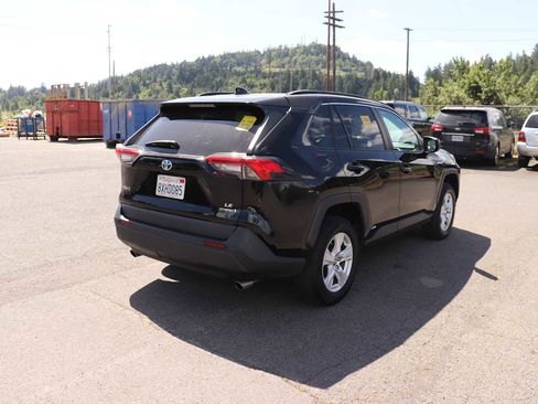 Used 2021 Toyota RAV4 LE AWD/4WD image 5