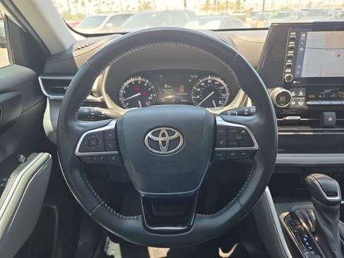 Used 2021 Toyota Highlander XLE FWD image 22