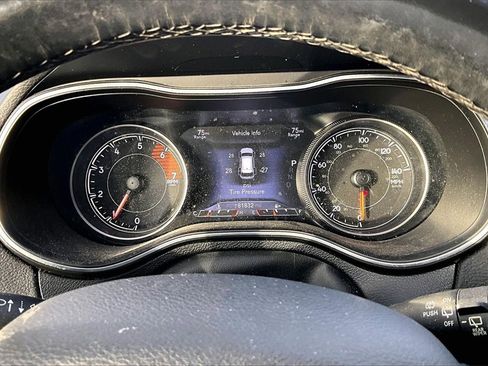 Used 2019 Jeep Cherokee Limited image 18