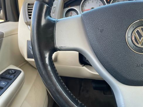 Used 2010 Volkswagen Routan SEL FWD image 18