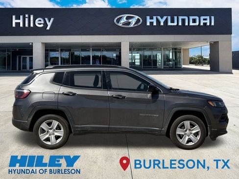 Used 2022 Jeep Compass Latitude image 3