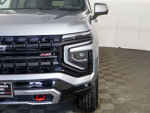 Used 2025 Chevrolet Suburban Z71 AWD/4WD image 17