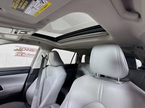 Used 2022 Toyota Highlander XLE AWD/4WD image 10