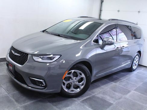 Used 2022 Chrysler Pacifica Limited image 2