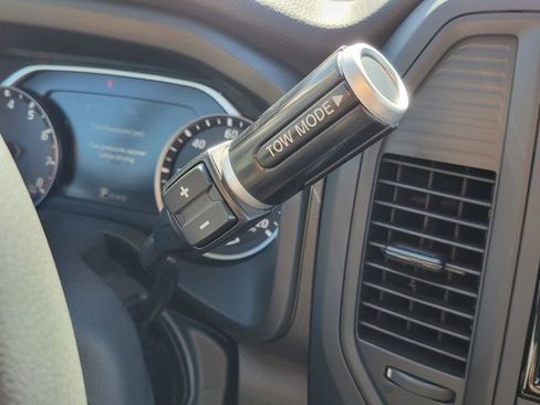 Used 2024 Nissan Titan SV w/ SV Convenience Package image 18