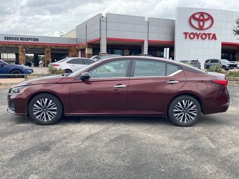 Used 2024 Nissan Altima 2.5 SV FWD image 8
