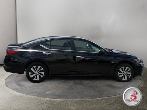 Used 2024 Nissan Altima 2.5 S FWD image 8
