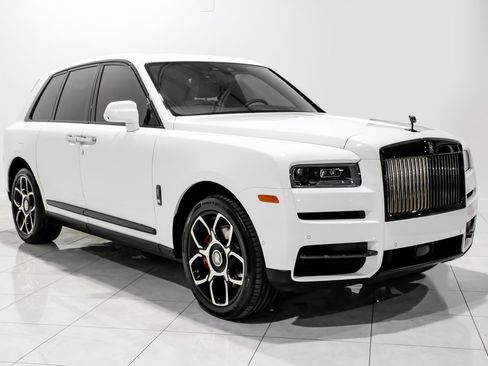 Used 2022 Rolls-Royce Cullinan Black Badge image 3