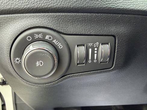 Used 2019 Jeep Compass Latitude FWD image 14