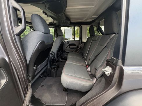 Used 2025 Jeep Wrangler Unlimited Rubicon AWD/4WD image 24