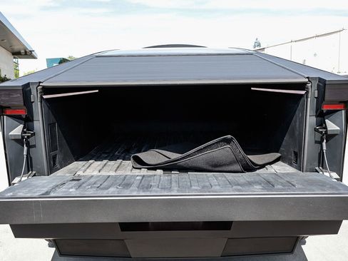 Used 2024 Tesla Cybertruck AWD Crew Cab image 26