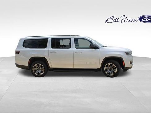 Used 2024 Jeep Wagoneer L Series II RWD image 4