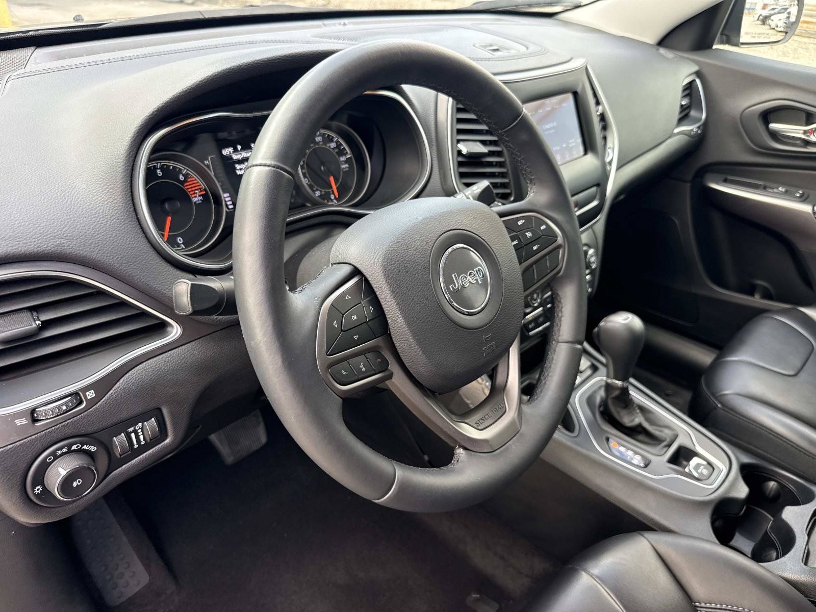 Used 2019 Jeep Cherokee Latitude Plus FWD image 26