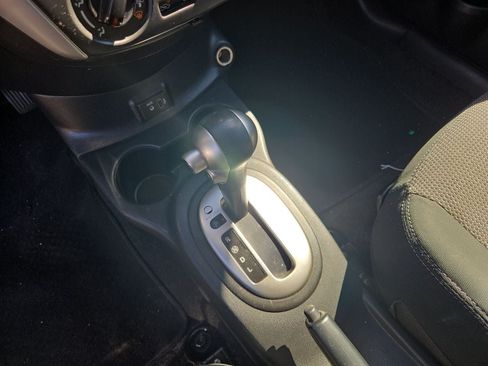Used 2019 Nissan Versa SV FWD image 17