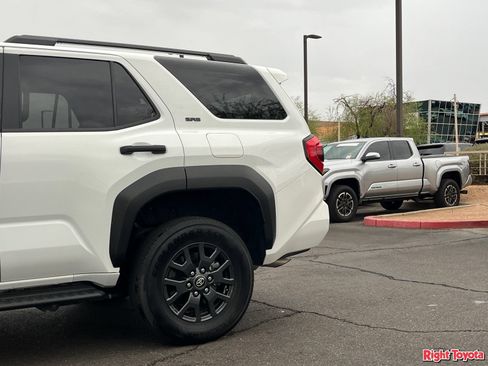 Certified 2025 Toyota 4Runner SR5 AWD/4WD image 11
